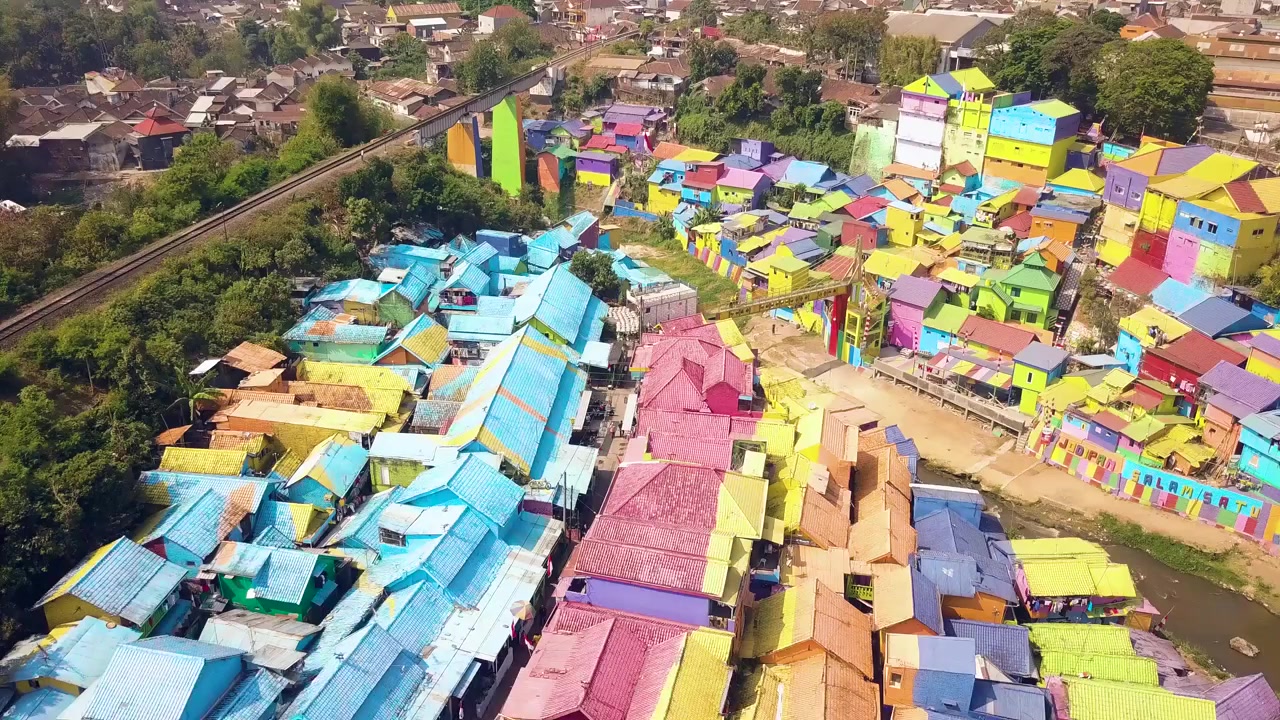 Menyeberang Jalan di Kampung Warna-warni Jodipan Malang, Jawa Timur, Indonesia