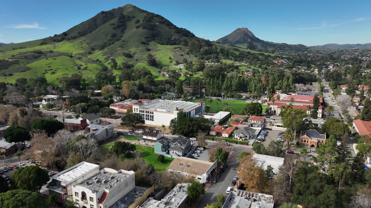 Vista aerea ad alta quota della Madonna Mountain che sovrasta l'autostrada 101 a San Luis Obispo, California, mostrando la bellezza naturale della Costa Centrale.