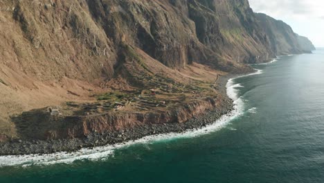 Berühmte-Touristenziel-Calhau-Das-Achadas-An-Der-Wilden-Küste-Madeiras