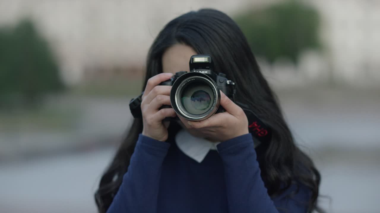 Kobieta robiąca zdjęcie aparatem fotograficznym