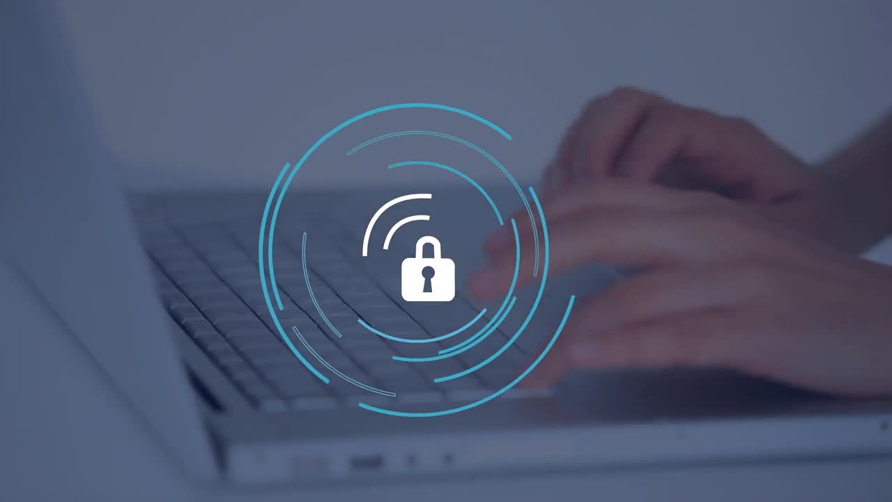 animación del icono del candado sobre una mujer de negocios caucásica que usa una computadora portátil en la oficina