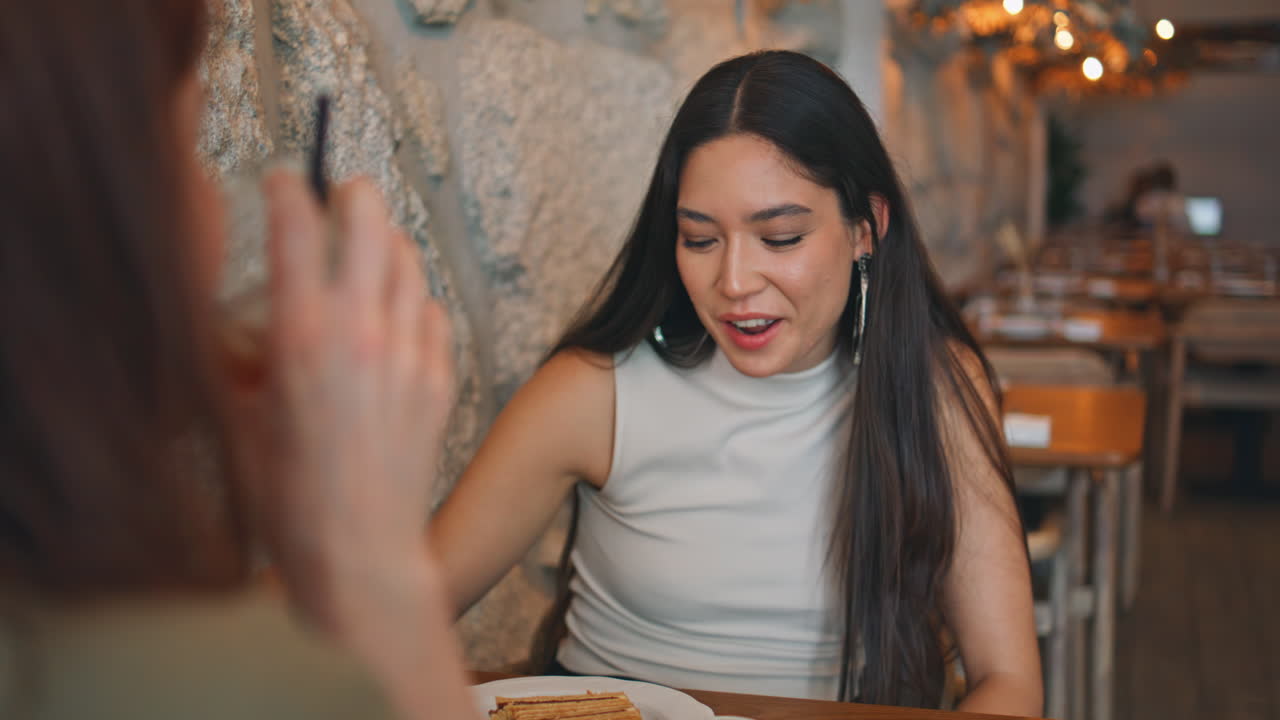 dos mujeres disfrutando de una conversación en un café