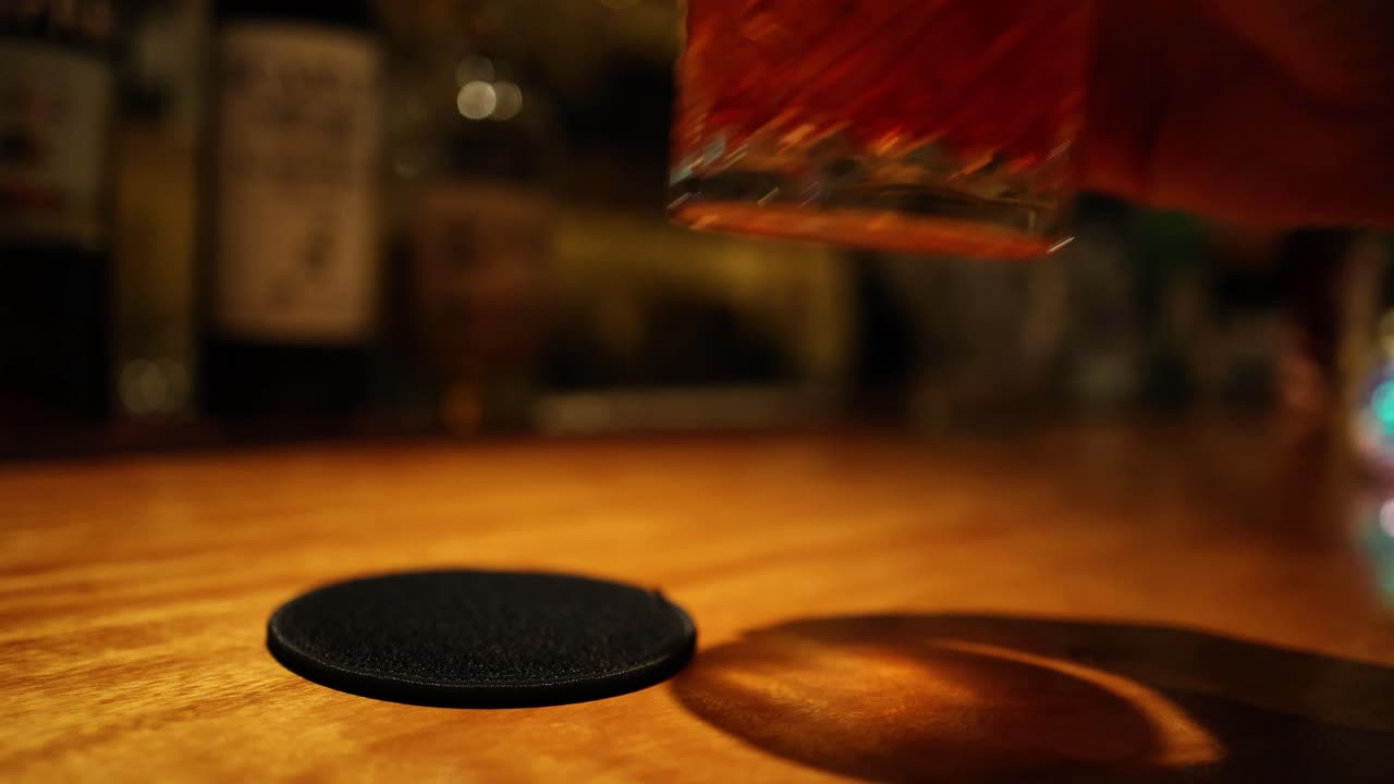 Sequenza di una mano che prende un drink da un bar