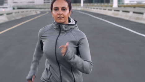 Carrera,-Ejercicio-Y-Mujer-En-Descanso-En-La-Ciudad