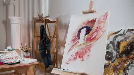 artista que crea una pintura