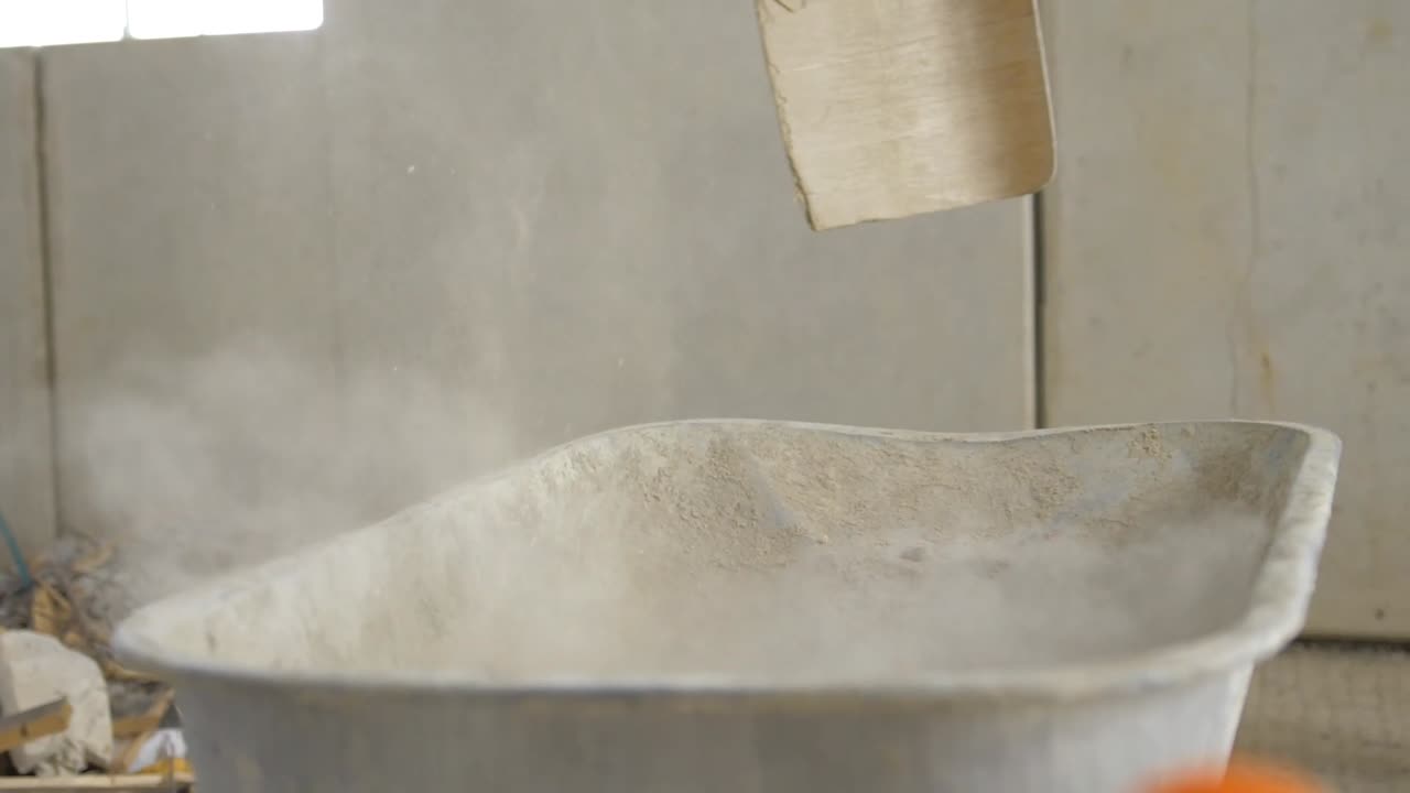 건설 노동자가 삽으로 수레에 자갈을 던지는 울트라 슬로우 모션 비디오