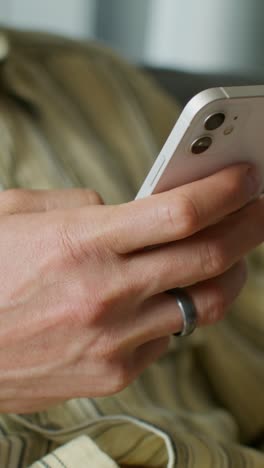 persona con un teléfono inteligente blanco