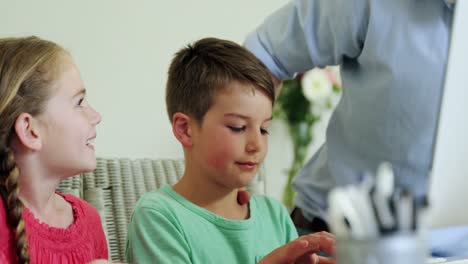 Familie-Nutzt-Gemeinsam-Computer-Im-Wohnzimmer