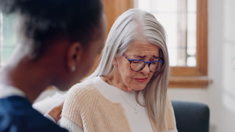 Mujer-Mayor-Y-Triste-Hablando-O-Enfermera-Con-Apoyo