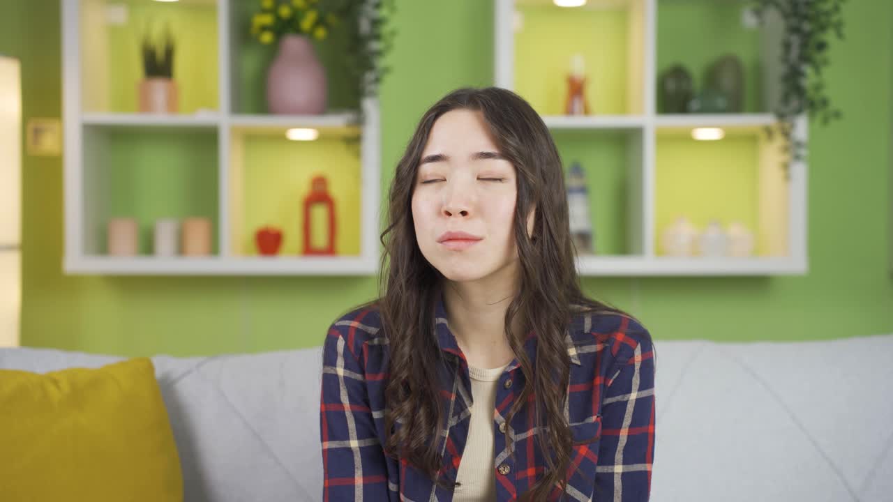 슬픈 아시아 젊은 여성이 슬퍼하고 있습니다.