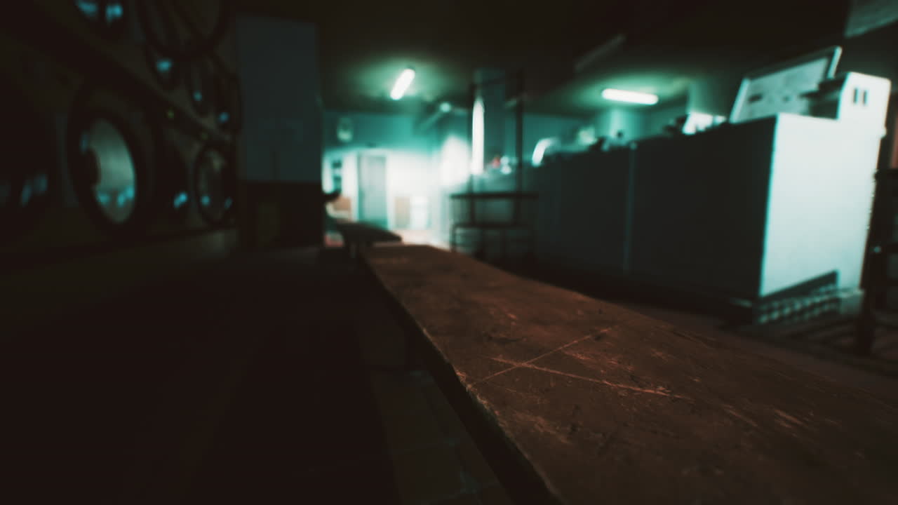 un banco de madera viejo y desgastado en un espacio industrial oscuro