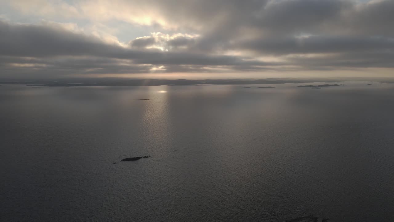 노르웨이 남부 오슬로피요르드의 일몰. 드론 영상