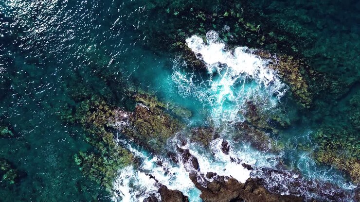 Luchtfoto van natuurlijke poel aan de kustlijn van Los Gigantes Tenerife, Canarische Eilanden, Spanje