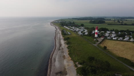 Vista-Aérea-De-La-Playa-En-El-Norte-De-Alemania-En-Un-Día-De-Verano-Con-Faro-Y-Camping