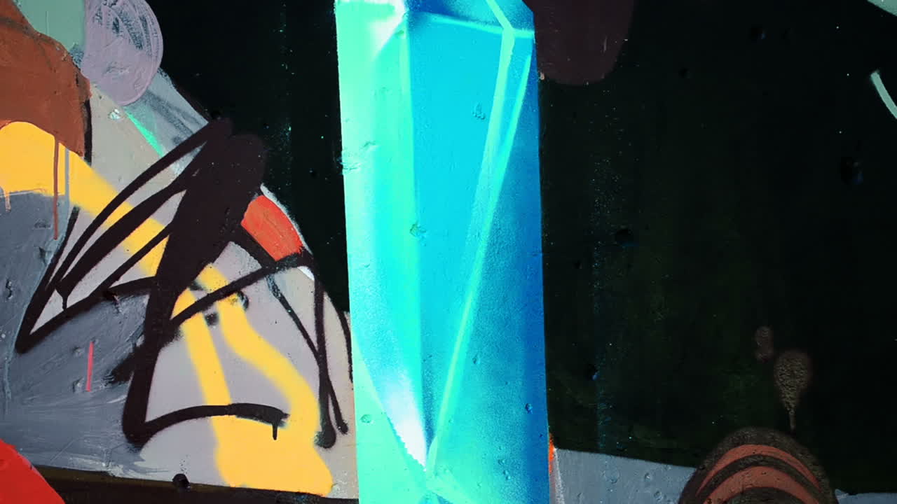 Desenho abstrato. Grafite em uma cerca