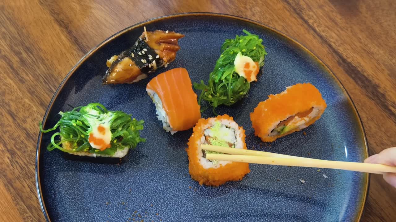 plato de sushi con palillos