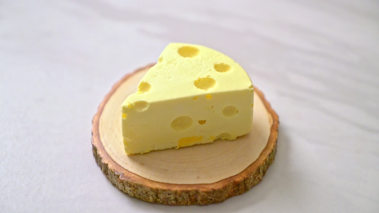 톰 - 나무 접시에 제리 치즈 케이크