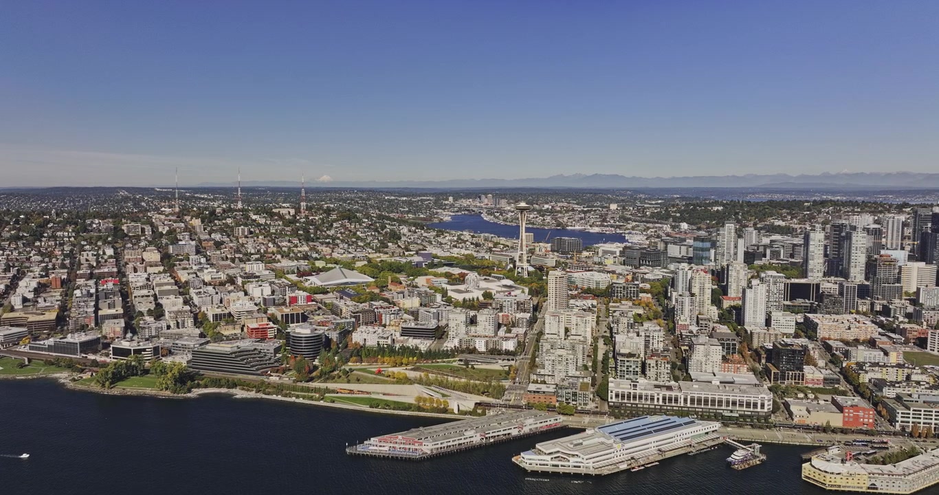 Seattle Washington Aerea v147 sorvolo sopra i moli sul lungomare verso Belltown, Queen Anne, Uptown, Lake Union, il centro e le Cascade Mountains - Ripreso con Mavic 3 Pro Cine - 6 ottobre 2023