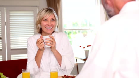 una pareja feliz desayunando juntos.