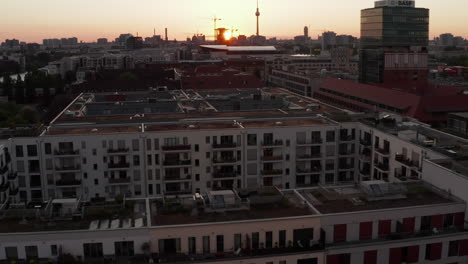 Antena:-Vuelo-Sobre-Berlín,-Alemania-En-La-Hermosa-Puesta-De-Sol,-Luz-Del-Sol-Y-Vista-En-La-Torre-De-Televisión-Alexanderplatz-Y-Ostbahnhof,-Sunflairs