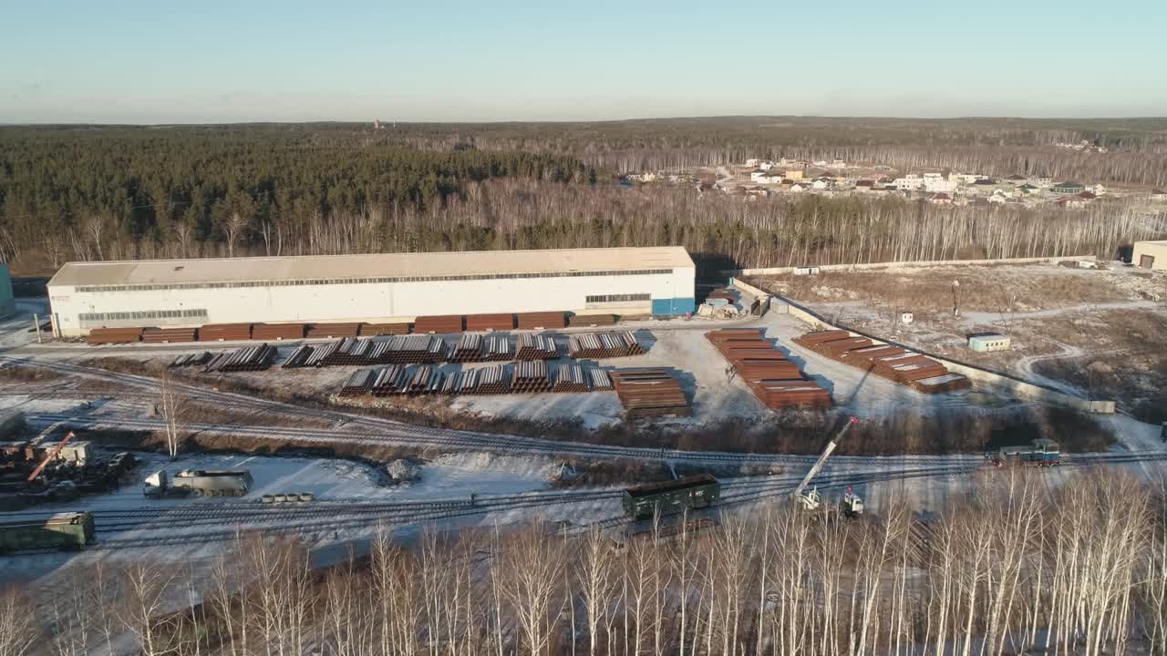 tuberías metálicas redondas en el almacén metálico. la locomotora viaja por el ferrocarril