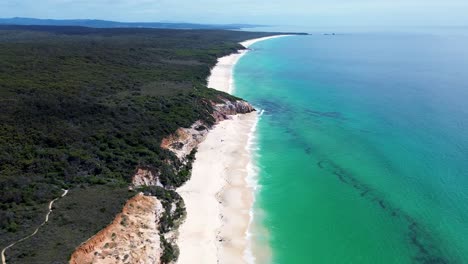 Drohne-Aus-Der-Luft,-Küstenlandschaft,-Pinnacles-Bushland-Nationalpark,-Sandiger-Ozeanstrand,-Saphirküste,-Reisetourismus,-Merimbula-Eden,-NSW,-Australien,-4k