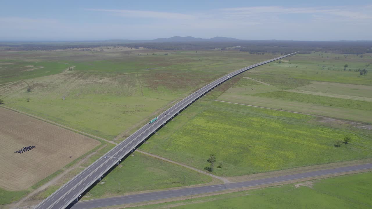 carretera del pacífico sobre llanuras aluviales de macleay en kempsey shire, nsw, australia