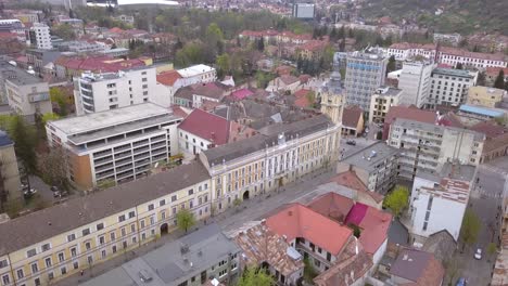 Breitbild-Drohnenaufnahme-Der-Wunderschönen-Rumänischen-Stadt-Cluj-Napoca