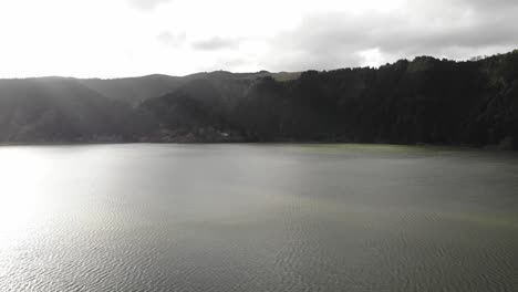 Panoramaschwenk-In-Der-Feuerlagune-Auf-Der-Insel-São-Miguel,-Azoren,-Portugal---Luftaufnahme