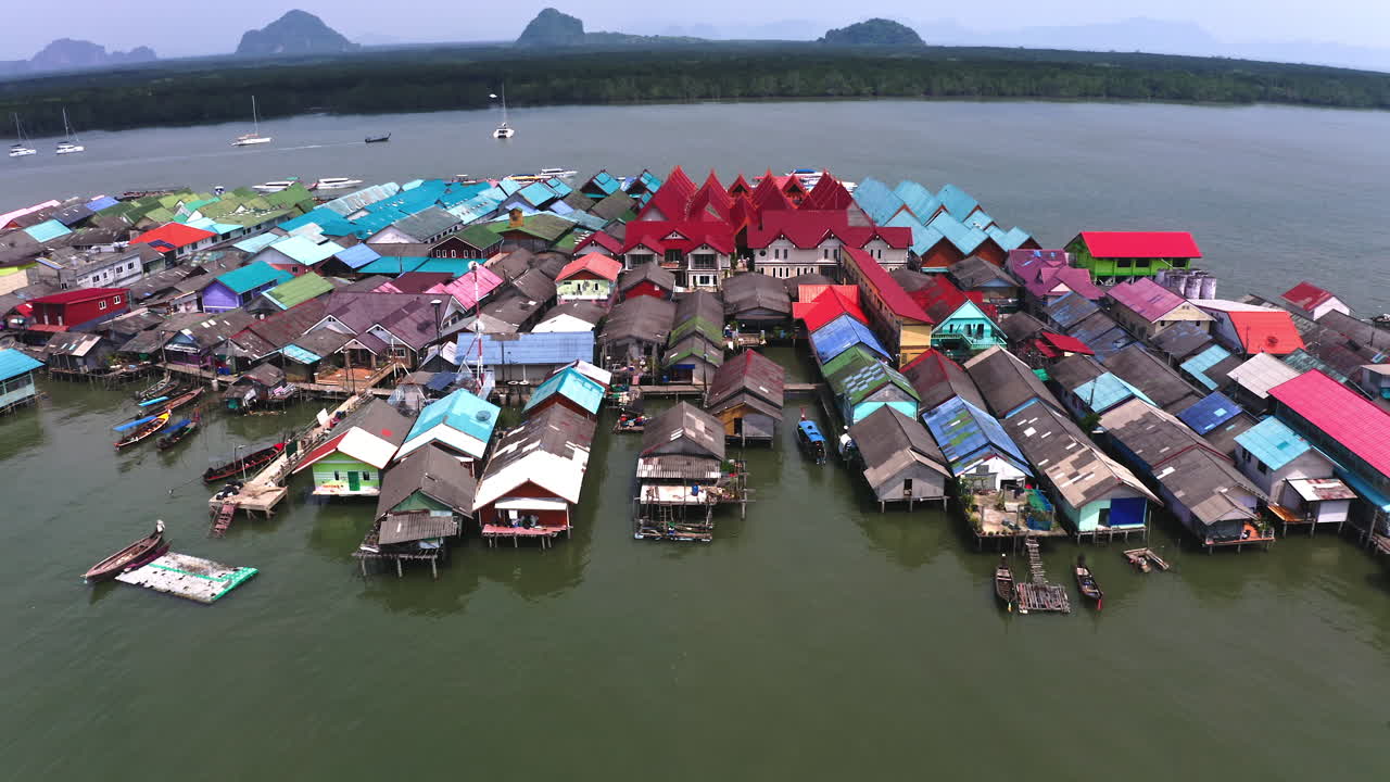 casas y techos del pueblo flotante de pescadores de koh panyee, tailandia