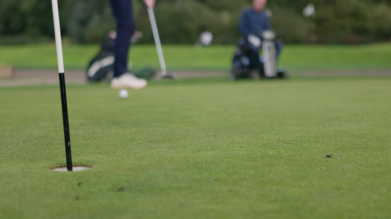 그린에서 골프를 치고