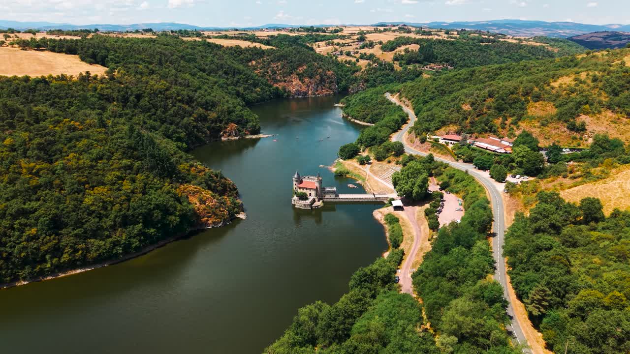 Ripresa aerea in avvicinamento al Castello de la Roche sul fiume Loira in una soleggiata giornata estiva vicino a Roanne nel dipartimento della Loira, regione Alvernia-Rodano-Alpi, Francia.