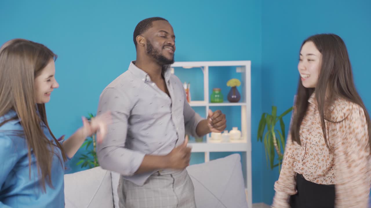 fiesta de jóvenes multiétnicos en casa, están bailando.