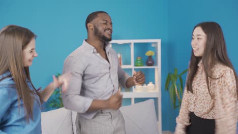 fiesta de jóvenes multiétnicos en casa, están bailando.
