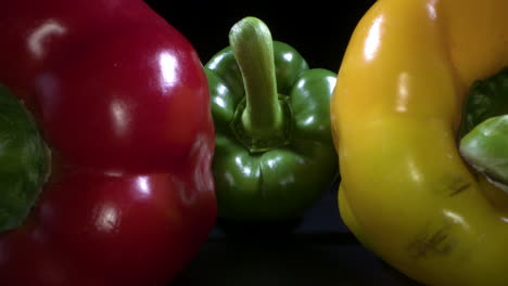 pimientos rojos, verdes y amarillos hacia el exterior tiro macro