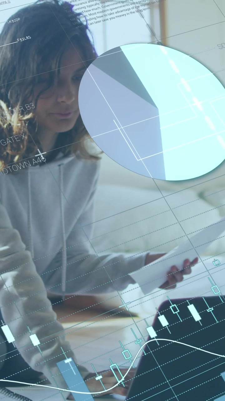 Animaatio rahoitusdatan käsittelystä kaukasialaisen naisen yllä, joka käyttää kannettavaa tietokonetta.
