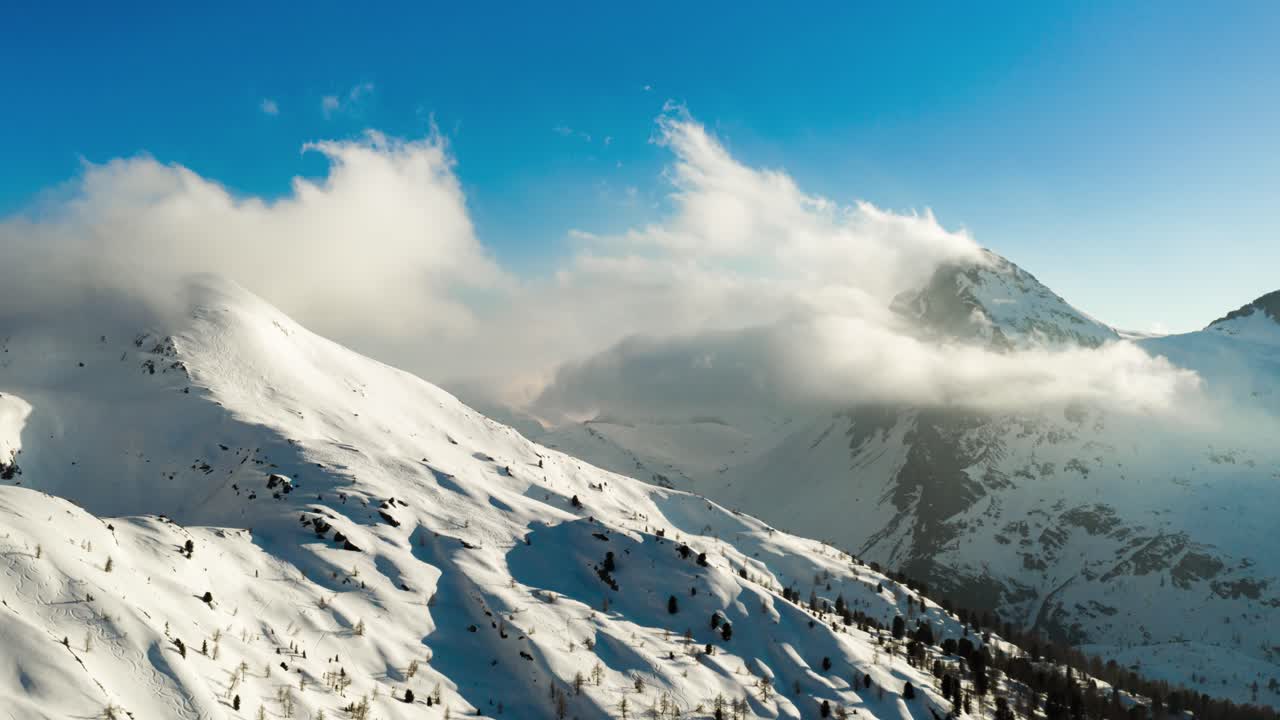 primiero와 fiemme 계곡 사이의 눈 덮인 롤 패스 또는 파소 롤의 공중 시간 경과