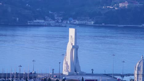 포르투갈어 padrao dos descobrimentos의 발견 기념물을 향해 날아가는 공중 리스본은 백그라운드에서 마리나 드 벨렘을 보여주고 있습니다.