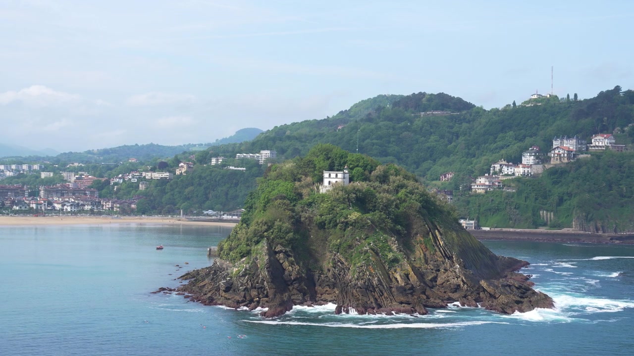 Vista statica costiera dell'Isola di Santa Clara a San Sebastián, Spagna