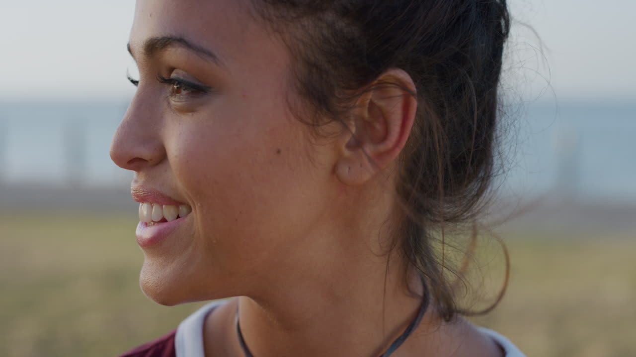 close up giovane donna sorridente ritratto ragazza ispanica gira la testa cercando felice godendo di uno stile di vita indipendente soddisfazione slow motion