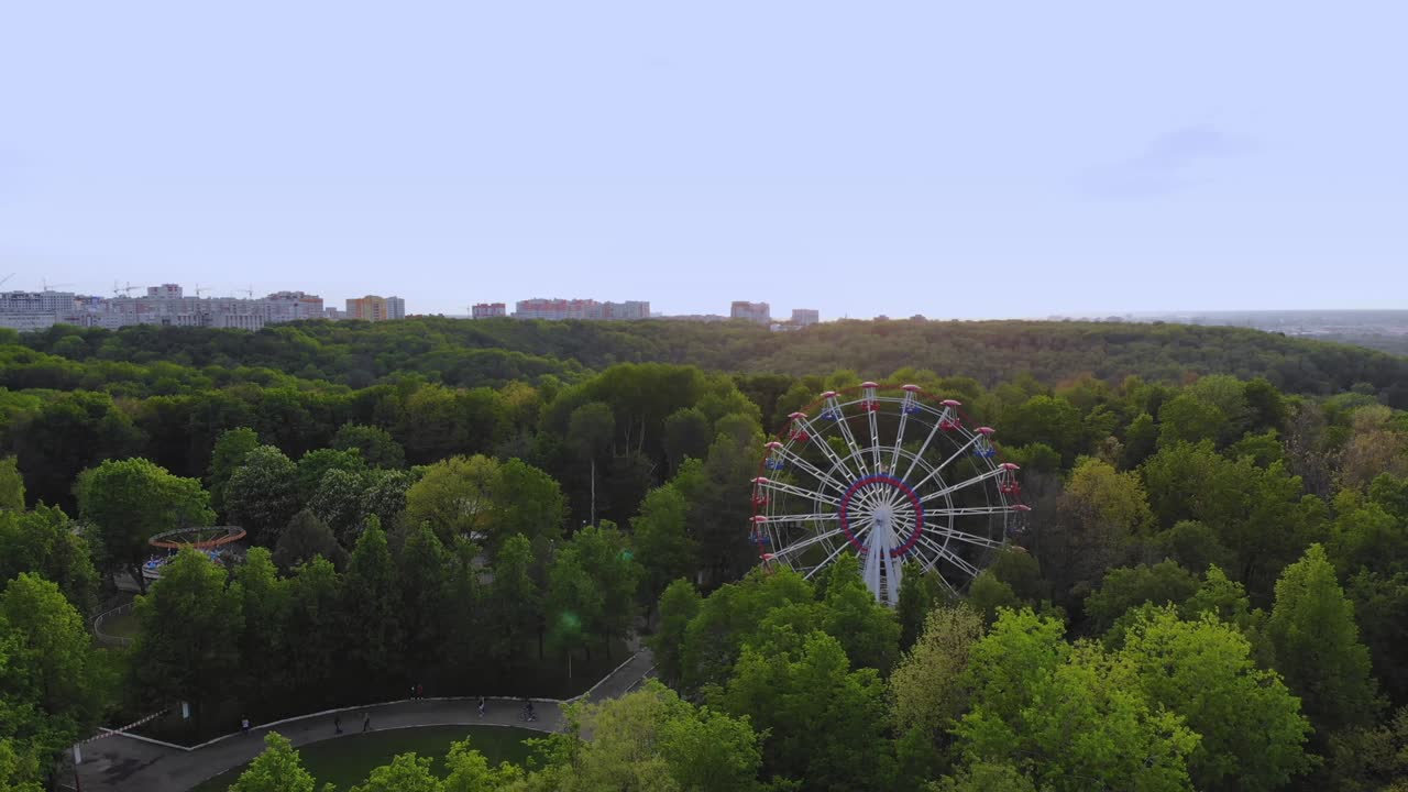 колесо обозрения на голубом небе. панорамный вид на городской пейзаж