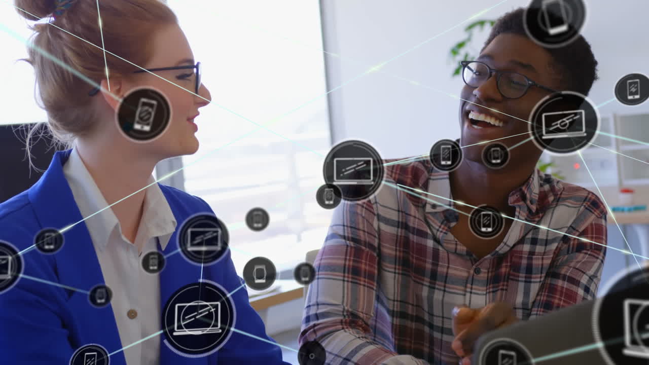 animación de la red de conexiones entre diversas personas de negocios en la oficina