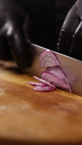 chef cortando cebollas rojas