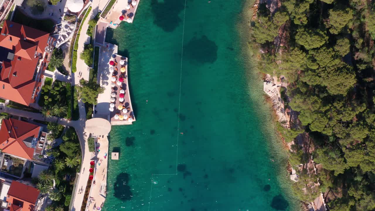 크로아티아 로시니 섬의 고급 리조트에서 밝은 푸른 물이 있는 아름다운 석호의 하향식 촬영 - 여행 목적지 - 항공