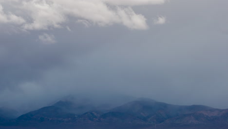 en un ventoso día de invierno, las nubes soplan sobre la cordillera transversal del sur de california y amenazan con nevar - lapso de tiempo