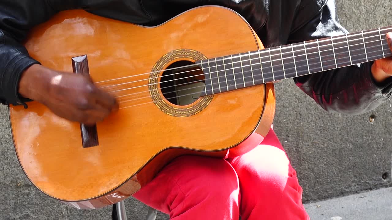 Il musicista suona la chitarra e canta per strada