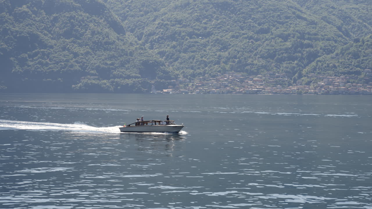 산을 배경으로 호수 위의 보트