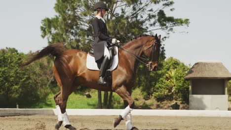 Mujer-Caucásica-Montando-Su-Caballo-De-Doma