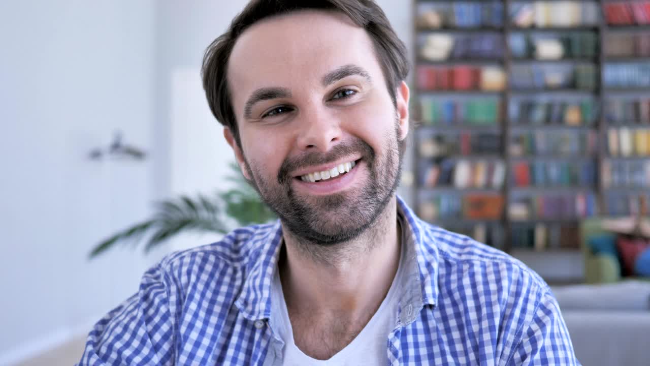 pulgares hacia arriba por hombre de barba casual en el trabajo, ambas manos,4k, de alta calidad