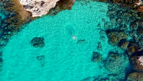 Varón-Caucásico-Flota-En-Aguas-Cerúleas-Del-Mar-Mediterráneo